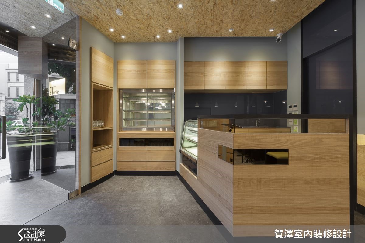 「à Table」是一間位於新竹的 30 坪複合式餐館,為一